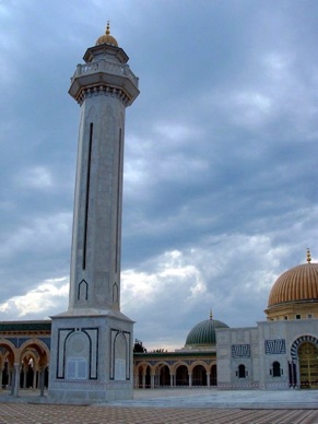 et de deux minarets de 25 m de haut