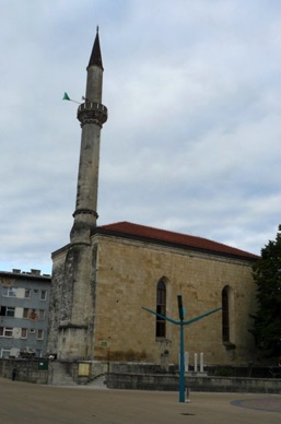 CROATIE - Bihac 
une église transformée en mosquée