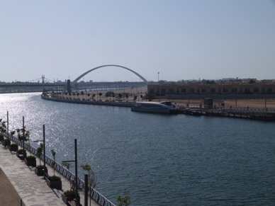 DUBAI
pont enjambant le canal maritime