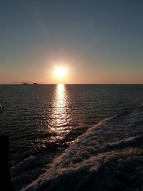 GRECE
coucher du soleil depuis le Ferry entre Santorin et Athènes