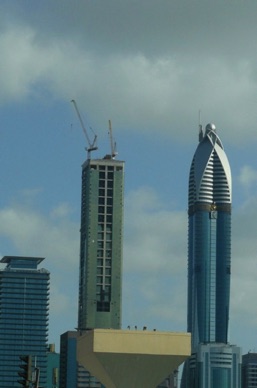 DUBAI 
à droite Rose Tower (333 m)