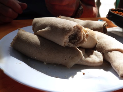 injera : crêpe épaisse à base de farine de teff ou de millet