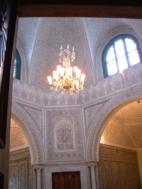 les murs sont recouverts de céramique et les plafonds en plâtre sculpté