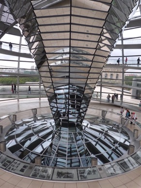 cône central avec 360 miroirs sur lequel repose le dôme transparent