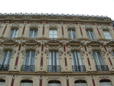 belle façade d'immeuble 
sur le Cours Victor Hugo