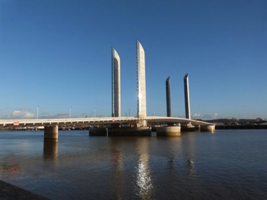 rebaptisé Pont Jacques Chaban Delmas, inauguré le 17 mars 2013
