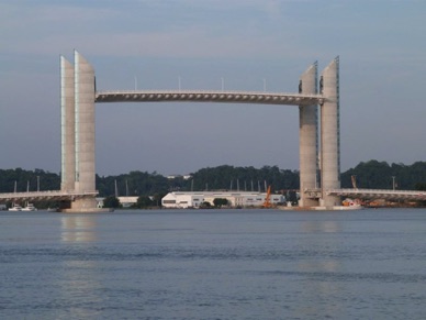pont levé pour le passage des bateaux (juillet 2013)