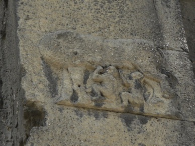la louve avec Romulus et Rémus gravés sur un pilier