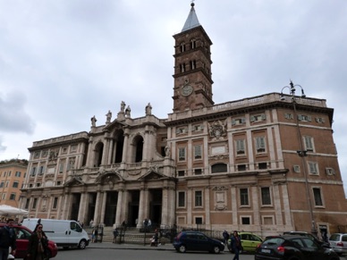 Basilique Santa Maria Maggiore avec sa façade baroque et le plus haut campanile de Rome (75m)