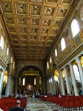 à l'intérieur triple nef ornée d'un riche plafond à caissons Renaissance