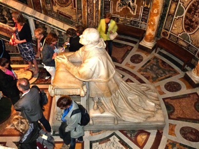 monumentale statue de Pie IX priant devant une relique du berceau du Christ