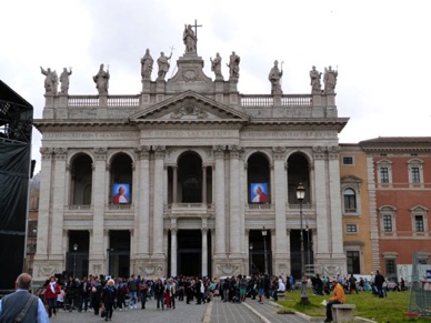 la façade surmontée de 15 statues colossales, vue depuis le Piazza di Porta San Giovanni