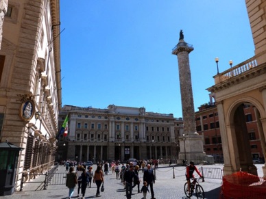 Piazza Colonna où se dresse une colonne de Marc Aurèle