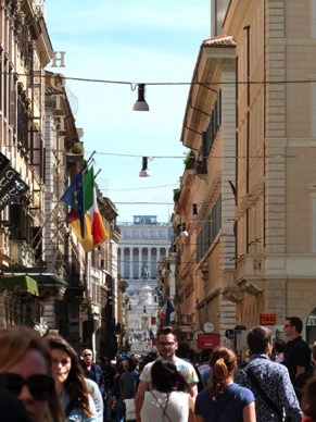 Via del Corso qui relie la place del Popolo à la place Venezia