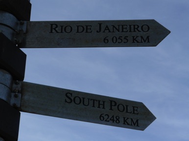 Nous voilà à 6248 kms du Pôle sud et à 9294 kms de Paris ….