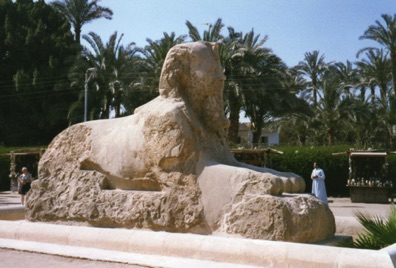 MEMPHIS : sphinx en albâtre haut de 4,25m et long de 8m