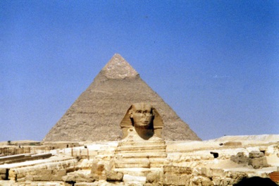 le Sphinx : long de 72,5 m, haut de 20 m, la face tournée vers le levant.