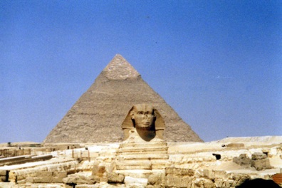 le Sphinx : long de 72,5 m, haut de 20 m, la face tourn&eacute;e vers le levant.