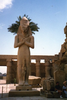 le roi Pinedjem, 
statue haute de 15 m.