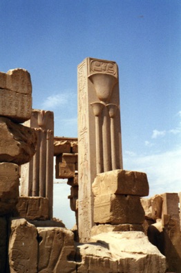 Colonnes présentant les fleurs symboles de la Haute et Basse Egypte.