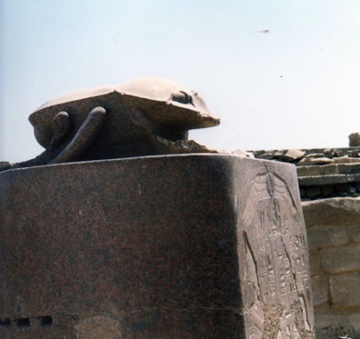 Scarab&eacute;e de granit consacr&eacute; au dieu solaire.