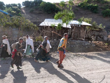tout au long des 320 kms de route nous verrons de nombreux Ethiopiens marcher ...