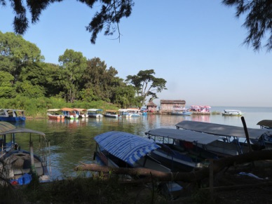BAHAR DAR : embarquement pour une promenade en bateau sur le Lac Tana qui couvre 3500 km2