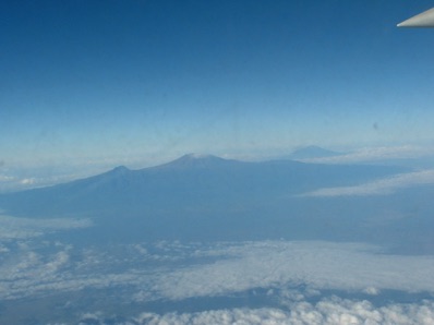 En partant nous survolons le Kilimandjaro