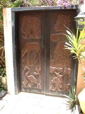 On y trouve de superbes portes en bois sculpté