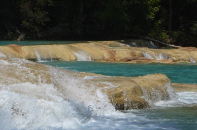 composées de vasques naturelles aux eaux turquoises