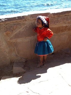 sur laquelle vivent près de 2000 personnes quechua de langue, de moeurs et d'origine