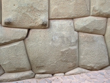 une superbe pierre à 12 angles dans une rue de Cusco …