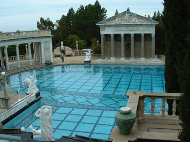 HEARST CASTLE : piscine pavée en marbre entourée de statues hors de prix !