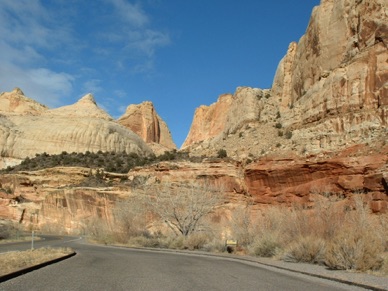Arrêt en bord de route pour contempler de plus près ces roches magnifiques