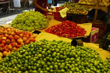 Promenade dans un marché aux étals de fruits et légumes