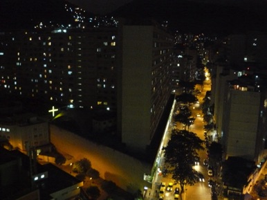 Depuis le 13ème étage de notre hôtel, on aperçoit au loin à droite le Christ éclairé