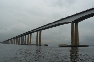 le pont de 14,5 kms qui relie Rio à Niteroi