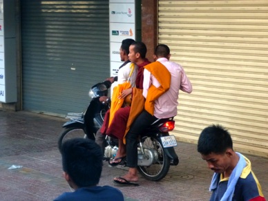 même les jeunes moines utilisent le transport en moto !!