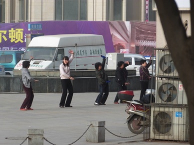 les chinois sont déjà en train de faire leur gym matinale