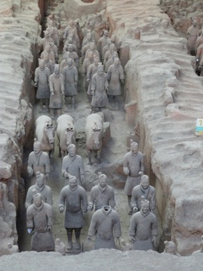contenant plus de 6000 statues de guerriers en ordre de marche