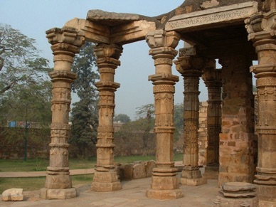 des colonnes magnifiquement ciselées entourent la cour