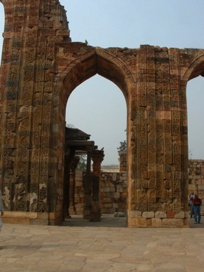 dominée par un splendide portail rappelant les monuments de Perse