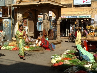 Un petit marché de légumes