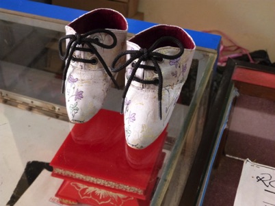 chaussures miniatures pour chinoises aux pieds bandés chez le dernier cordonnier en Malaisie à réaliser cela.