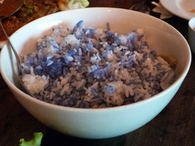 au repas de midi nous avons du riz bleu : très bon !!