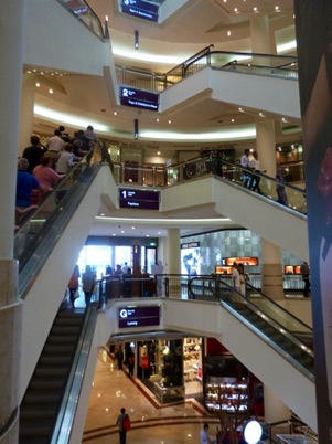 à l'intérieur : un mall
