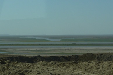 le fleuve Amou Daria fait frontière avec le Tadjikistan et l’Afghanistan
