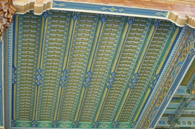 de magnifiques plafonds qui font penser à une bibliothèque