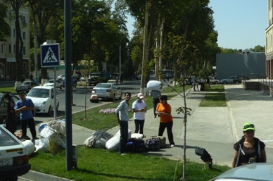 Etudiants attendant un véhicule pour aller ramasser le coton