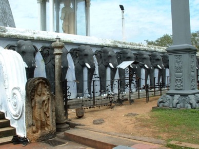 soubassement du Dagoba entouré d'éléphants sculptés